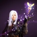 Black Desert Online - hechicera de pelo blanco con una pequeña hada acompañante sobre fondo púrpura