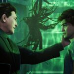 Marvel's Spider-Man 2 - Escena de la historia con el simbionte iluminando en verde el encuentro entre Peter Parker y Harry Osborn