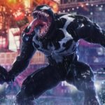 Marvel's Spider-Man 2 - Venom en posición amenazante en una calle de Nueva York