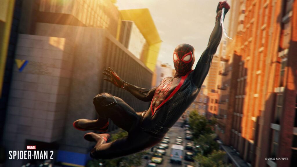 Marvel's Spider-Man 2 - Miles Morales balanceándose entre los rascacielos de Nueva York con su traje negro y rojo