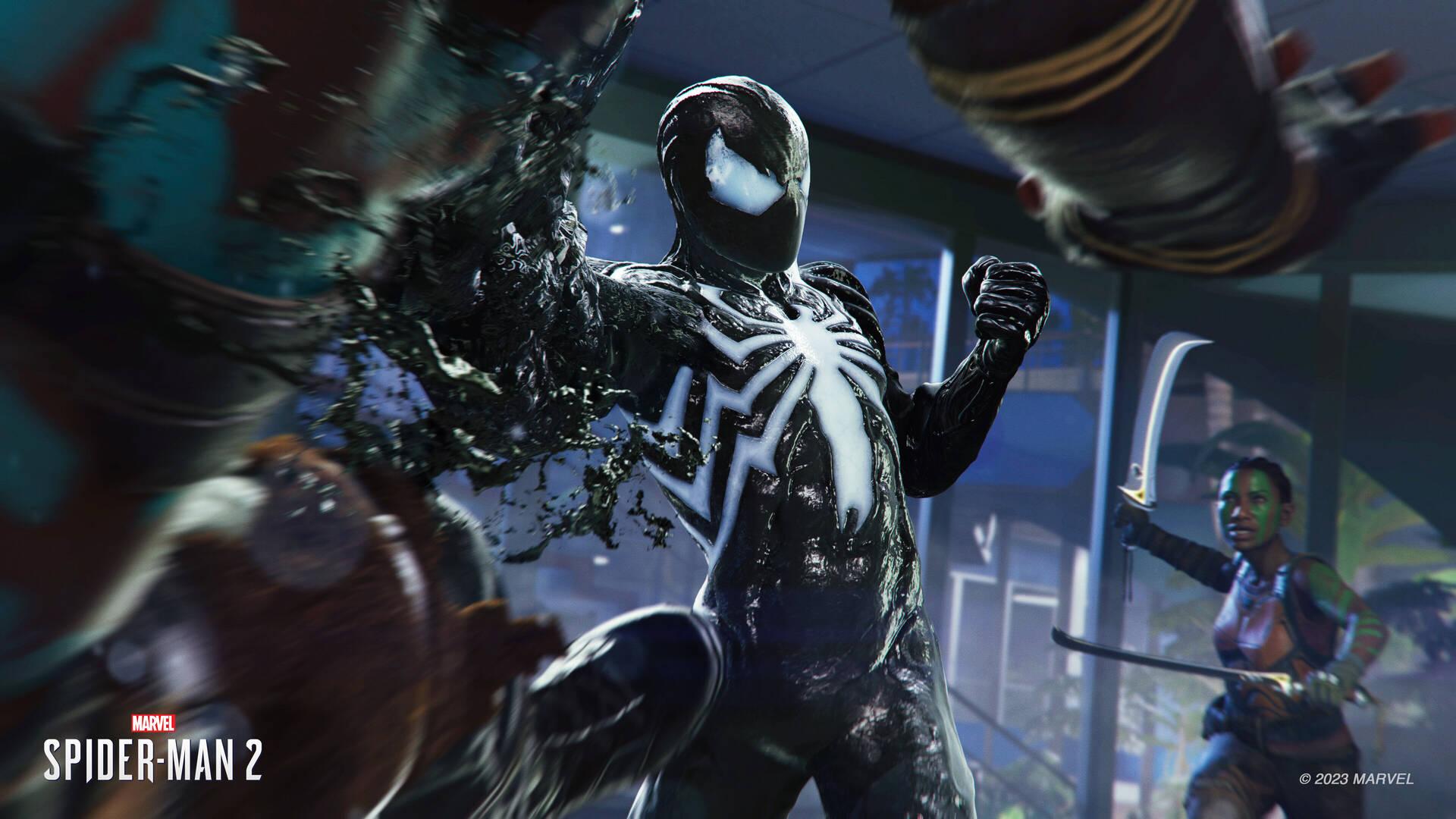 Marvel's Spider-Man 2 - Peter Parker con el traje simbionte en pleno combate cuerpo a cuerpo contra varios enemigos