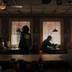 Alan Wake 2 - Alan Wake en la oscuridad del Lugar Oscuro con luz de linterna