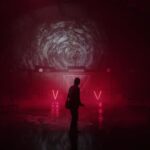 Alan Wake 2 - Portada del juego con Alan Wake en el Lugar Oscuro frente a una luz roja