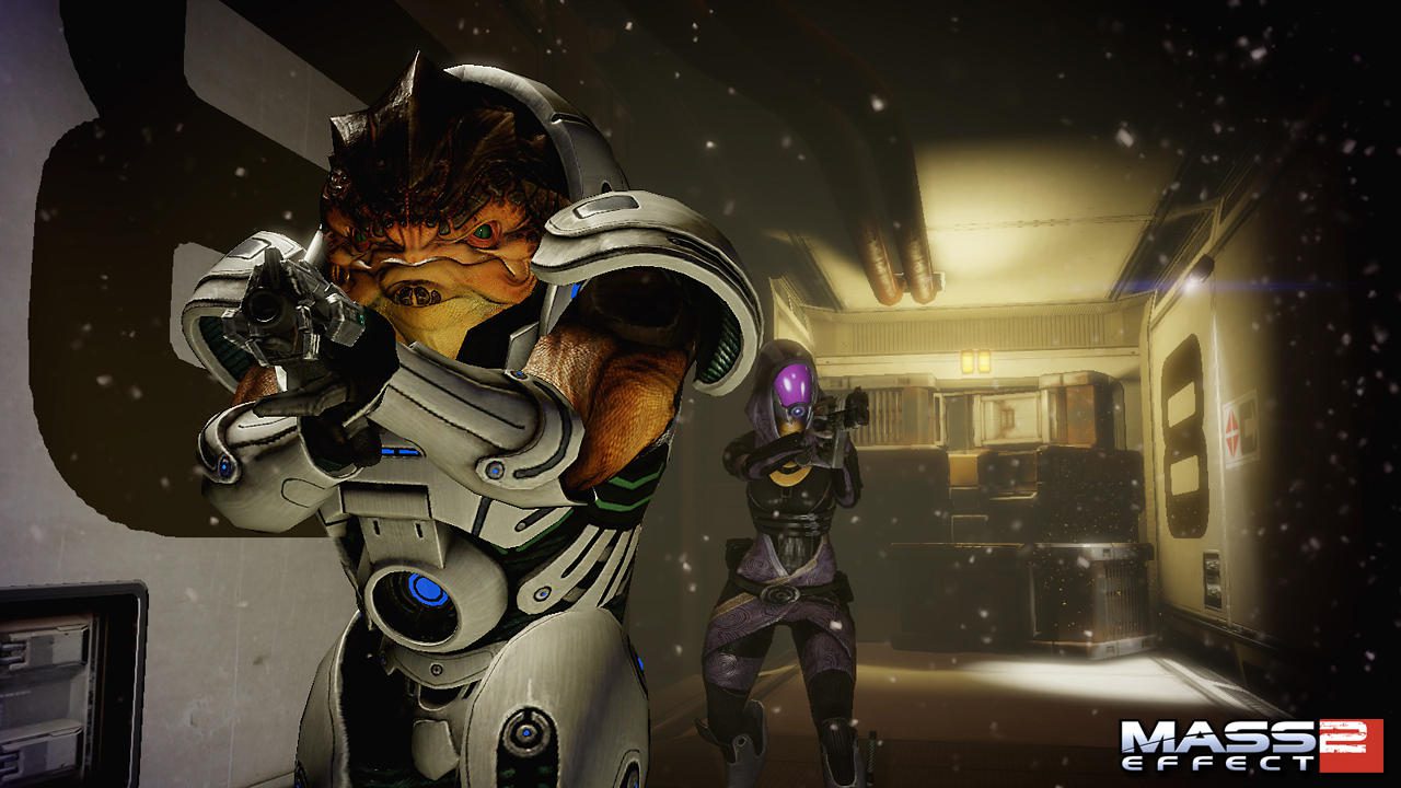 Mass Effect 2 - Grunt apuntando con su arma en un pasillo mientras Tali avanza detrás