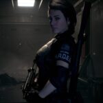 Daymare: 1994 Sandcastle - Dalila Reyes, agente de la unidad H.A.D.E.S., en un pasillo en penumbra