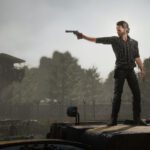 The Walking Dead: Destinies - personaje apuntando con un arma de fuego en un entorno urbano en ruinas