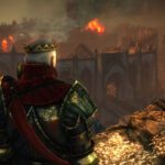 The Witcher 2: Assassins of Kings - escena cinemática con un personaje coronado observando una fortaleza en llamas