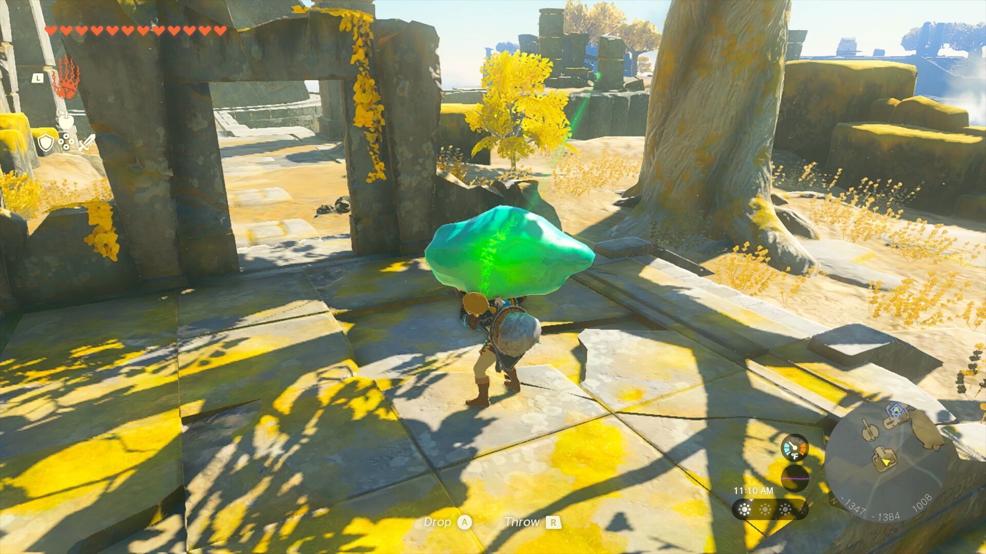 Zelda Tears of the Kingdom - Link explorando unas ruinas con un objeto Zonai en las manos