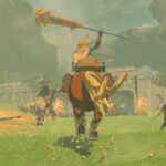 Zelda: Tears of the Kingdom - Link a caballo sosteniendo la Espada Maestra frente a un poblado de Hyrule