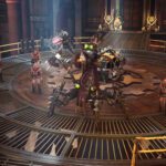 Warhammer 40.000: Rogue Trader - figura con brazos mecánicos rodeada de acólitos de túnica roja sobre una plataforma circular
