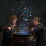 Hogwarts Legacy - Dos estudiantes preparando una poción mágica en clase