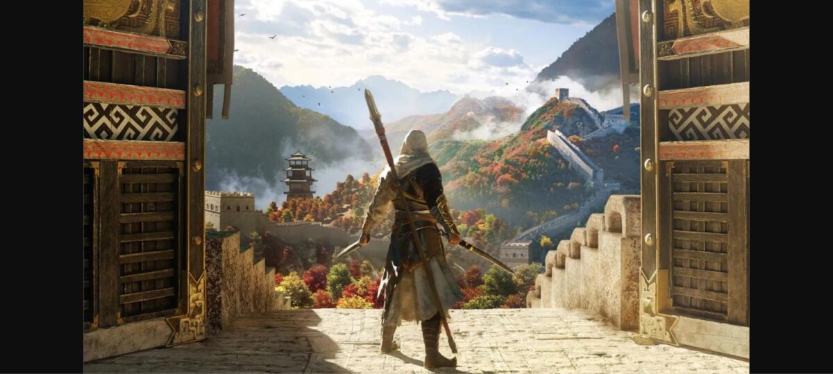 Assassin's Creed Jade - Xia contempla la Gran Muralla China desde una puerta dorada en el tráiler oficial