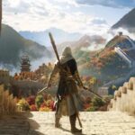 Assassin's Creed Jade - Xia contempla la Gran Muralla China desde una puerta dorada en el tráiler oficial