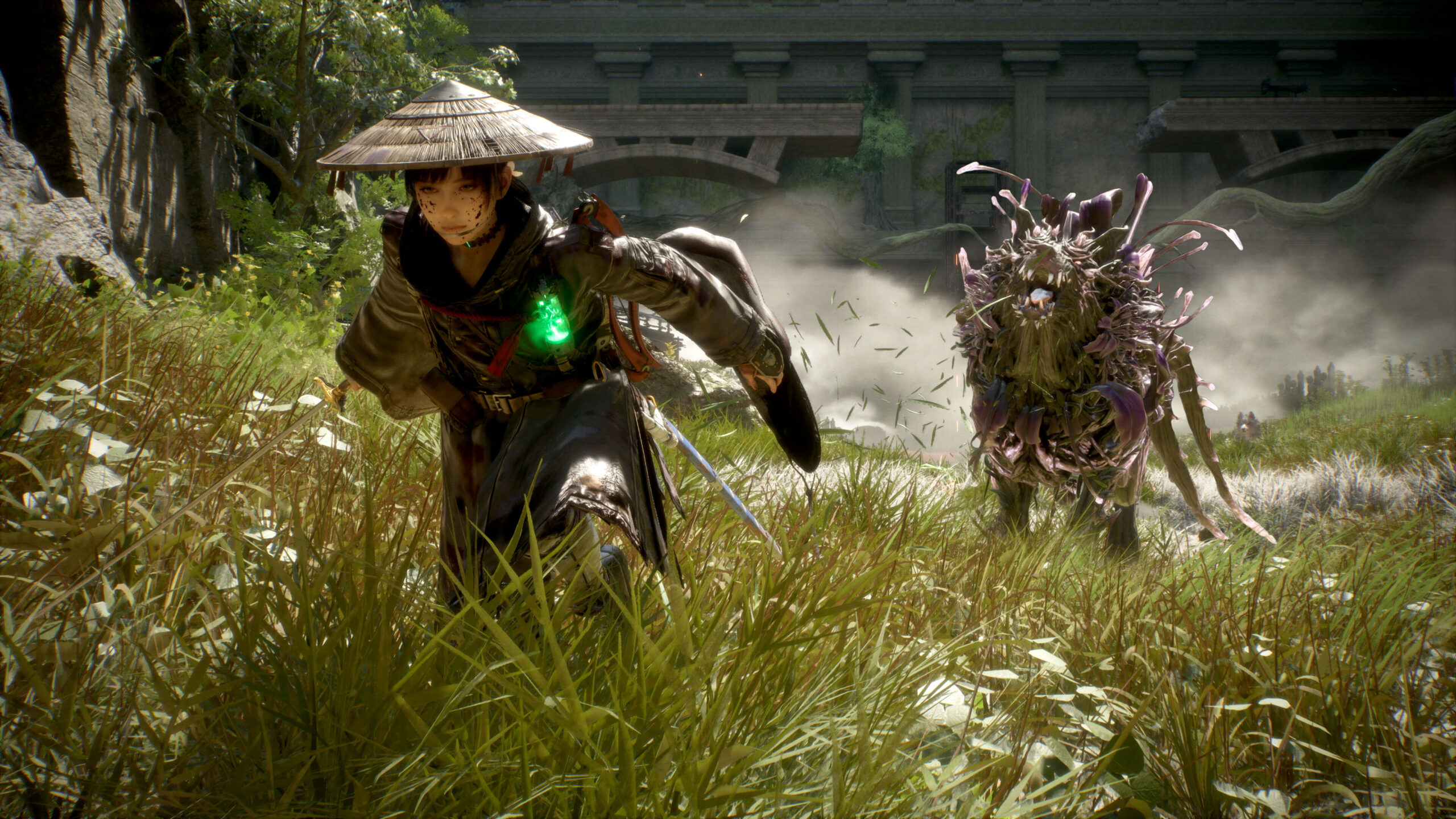 Beast of Reincarnation - Emma agachada entre la hierba alta frente a una criatura vegetal - Juegosrpg.com
