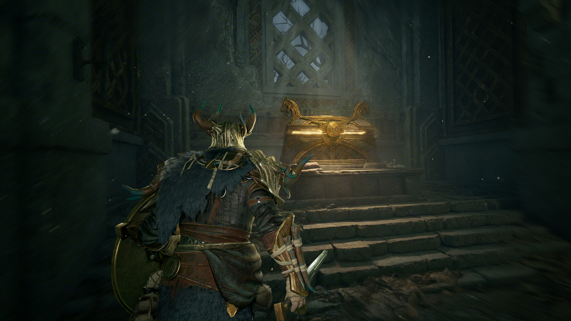 Mistfall Hunter - Personaje ante un cofre dorado en unas ruinas - Juegosrpg.com