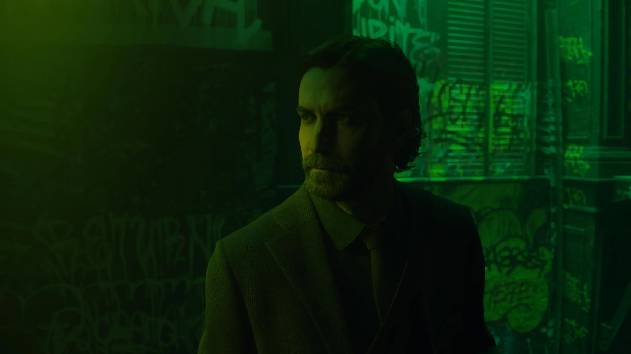 Alan Wake 2 - Saga Anderson con la linterna en la oscuridad del bosque - Juegosrpg.com