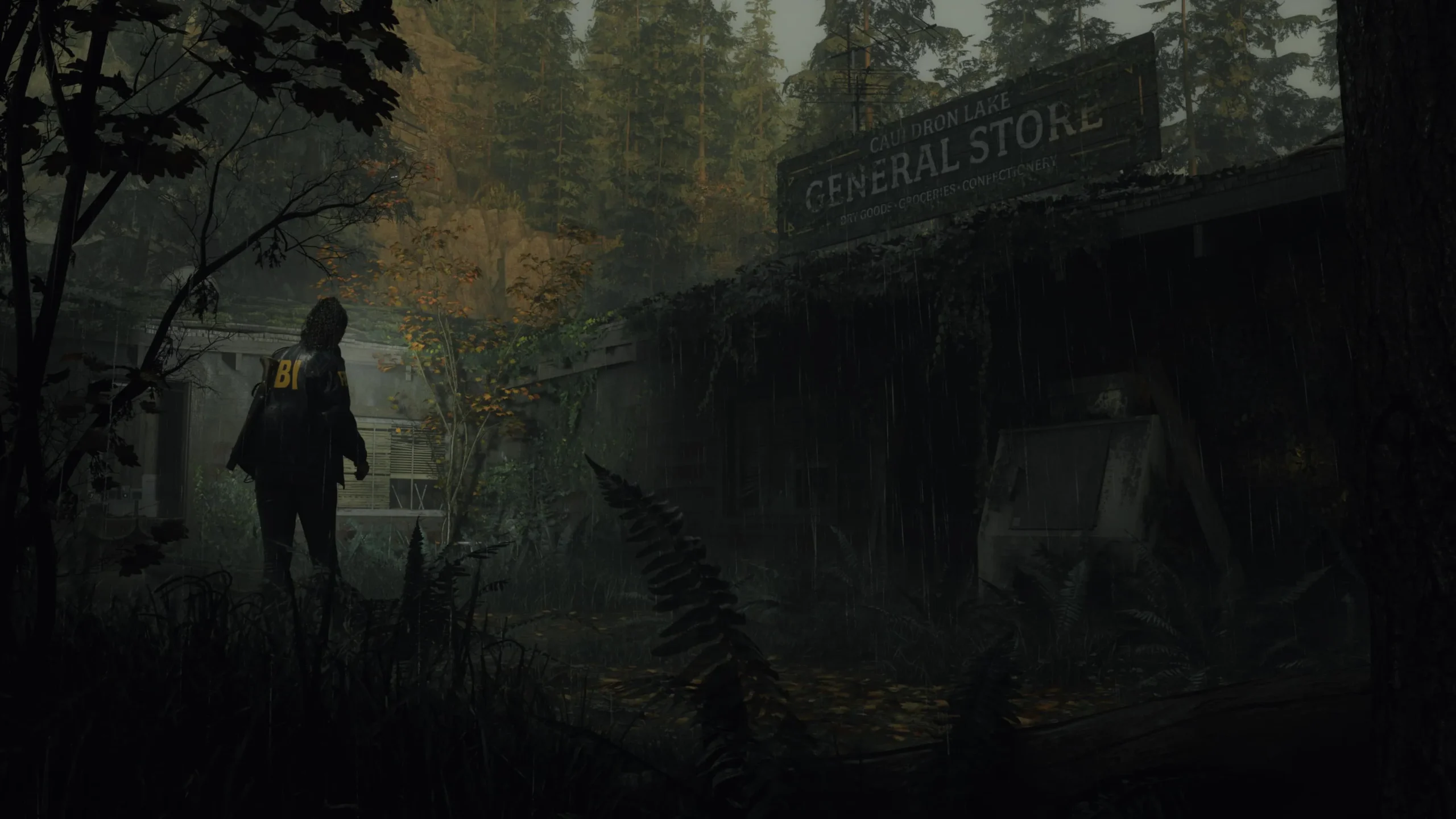 Alan Wake 2 - Saga Anderson explorando el bosque con la linterna encendida - Juegosrpg.com