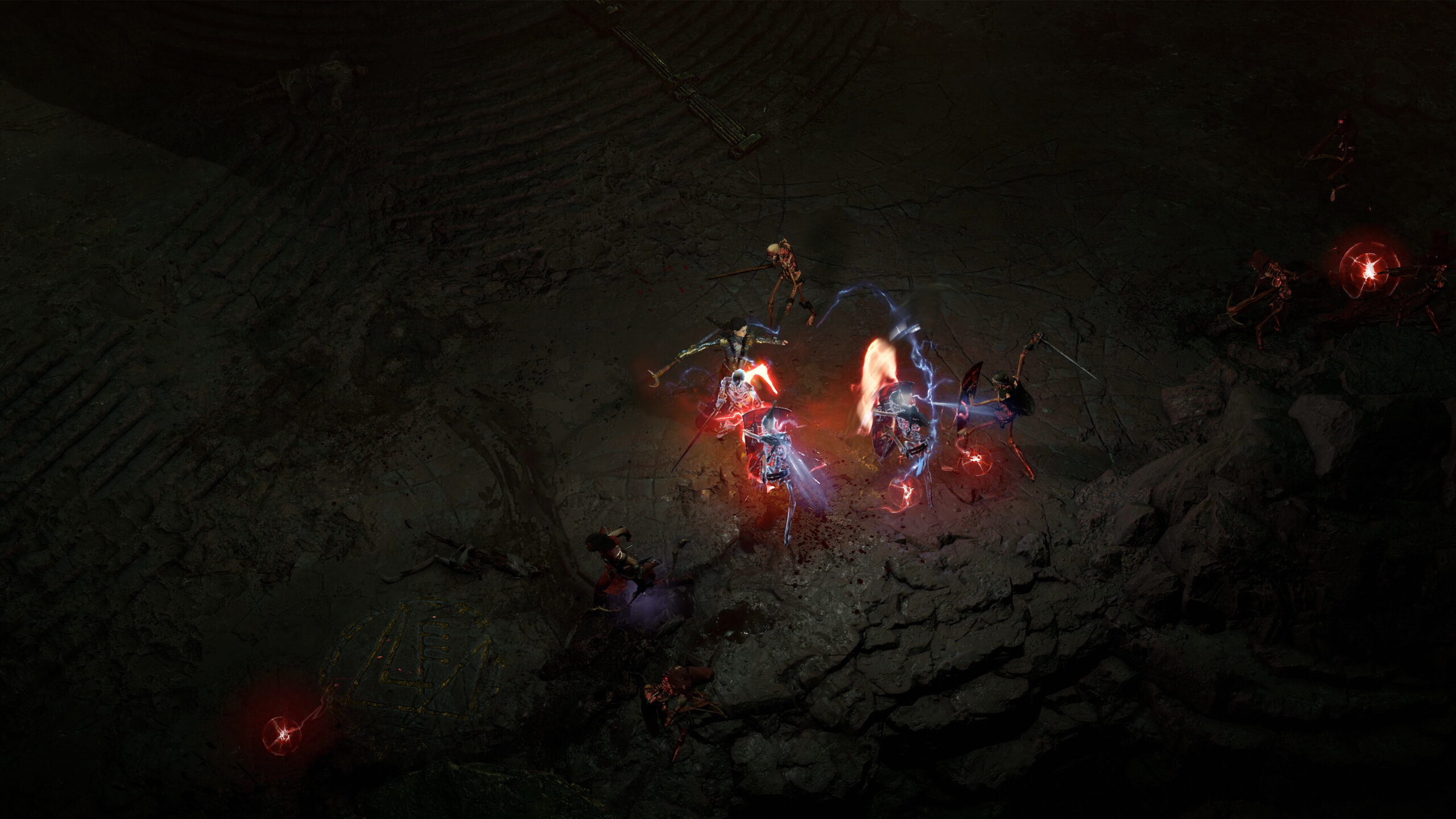 Diablo IV - Combate nocturno del Pícaro contra enemigos esqueléticos rodeados de rayos y fuego en una mazmorra - Juegosrpg.com