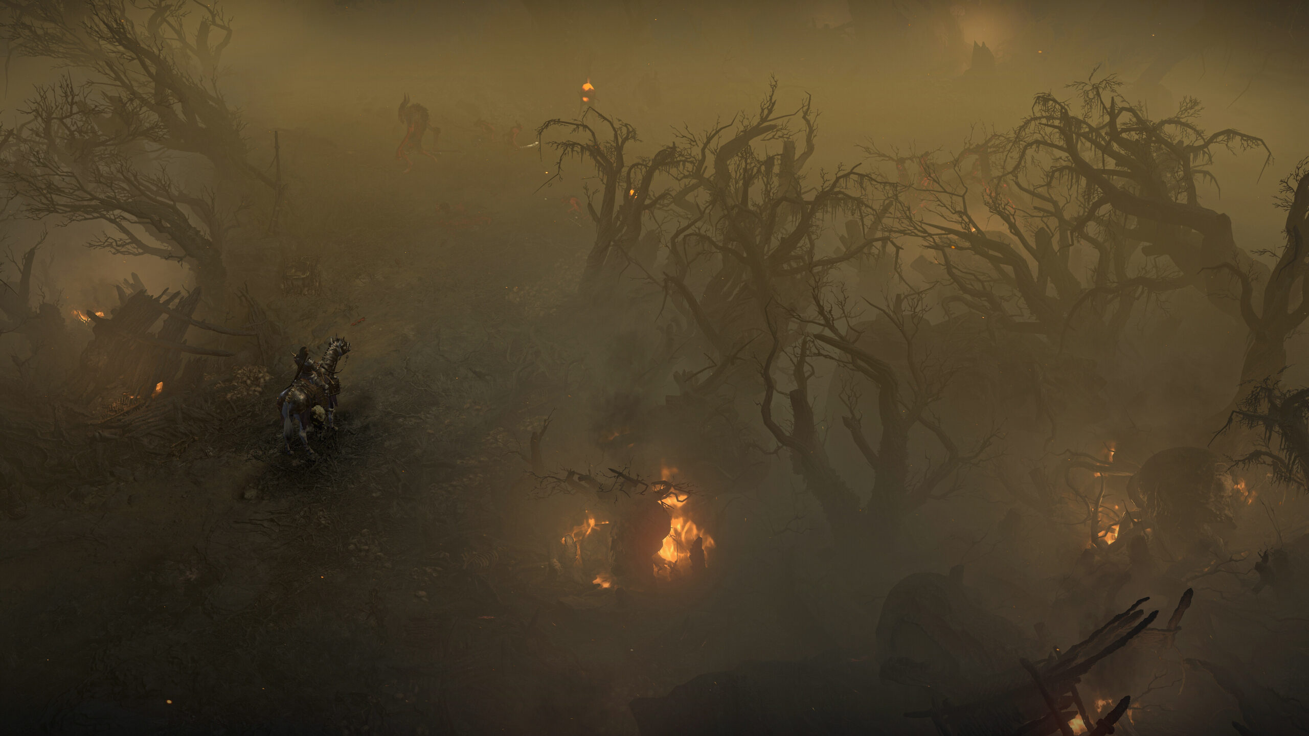 Diablo IV - Exploración a caballo por un bosque en penumbra y niebla con hogueras a lo lejos - Juegosrpg.com