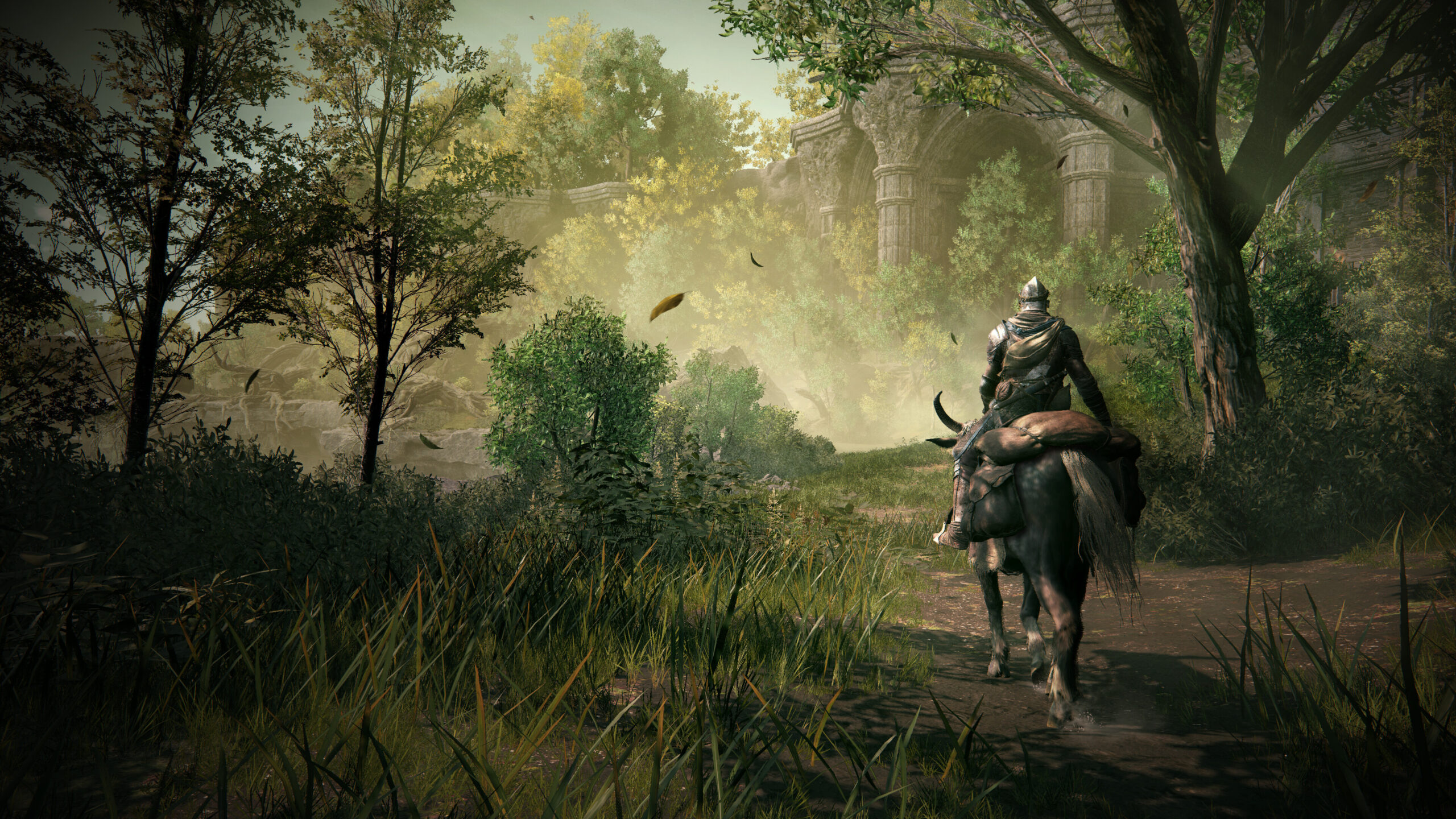 Elden Ring Shadow of the Erdtree - Jinete a caballo recorriendo un bosque luminoso hacia unas ruinas - Juegosrpg.com