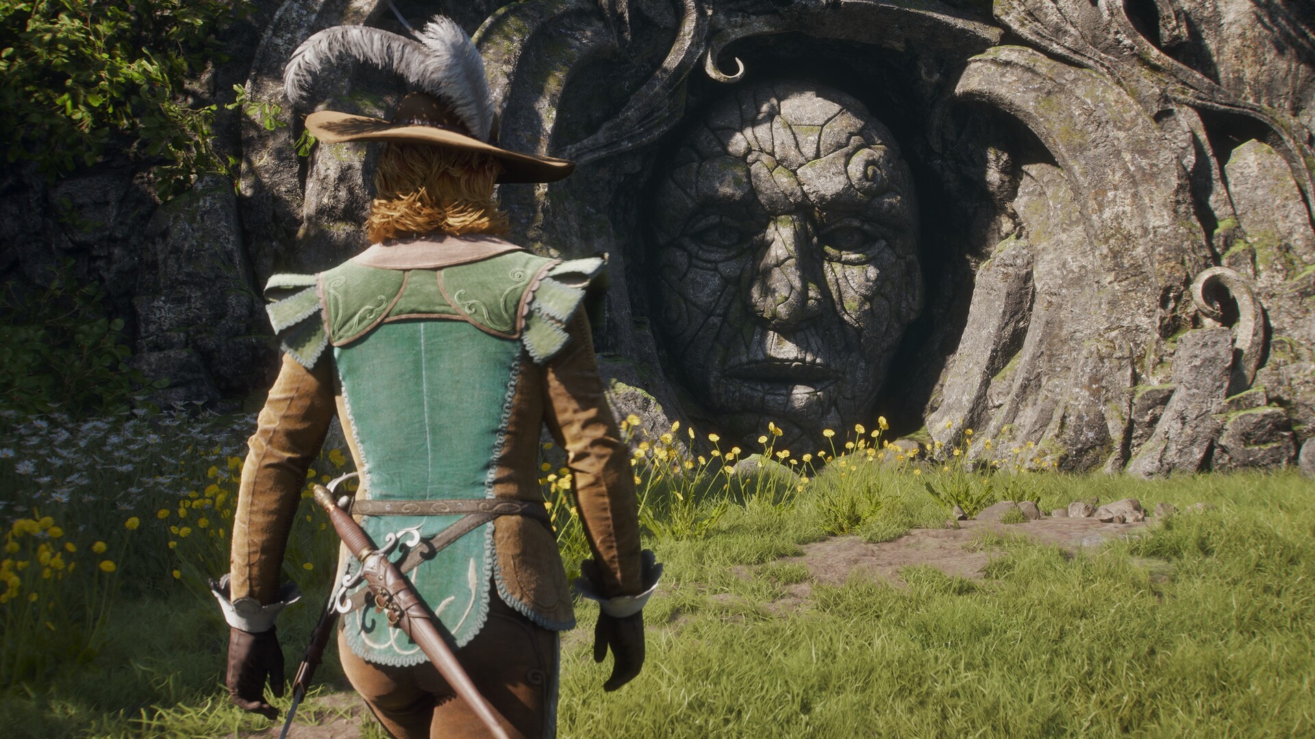 Fable - un explorador observa un enorme rostro de piedra tallado en la naturaleza de Albion - Juegosrpg.com