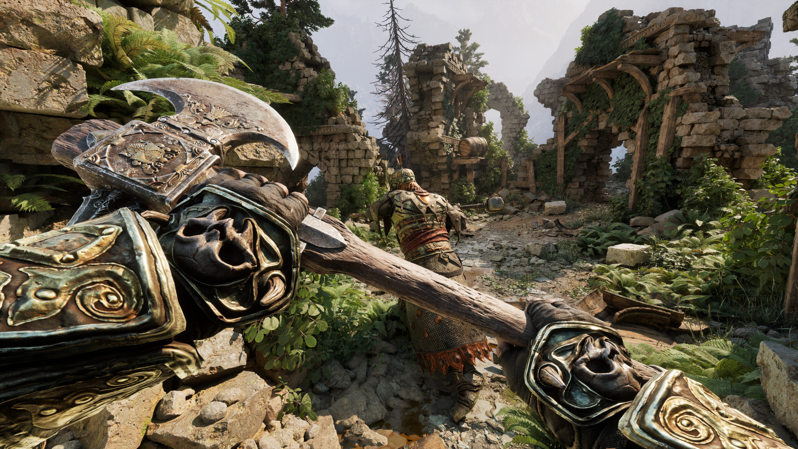 Fatekeeper - hacha sostenida en primera persona en un camino de ruinas con un enemigo al fondo - Juegosrpg.com