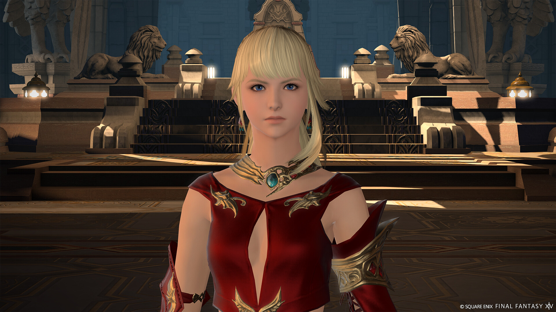 Final Fantasy XIV - Personaje con armadura roja en un salon del trono - Juegosrpg.com