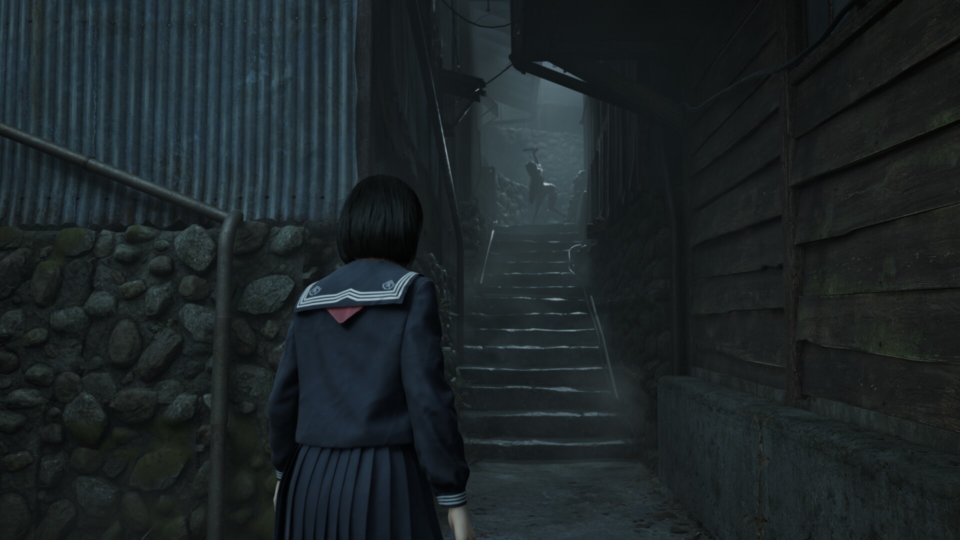 Silent Hill f - Hinako subiendo por un callejón de escaleras entre casas de madera - Juegosrpg.com