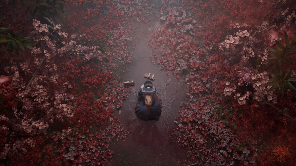 Silent Hill f - sendero cubierto de flores rojas visto desde arriba - Juegosrpg.com