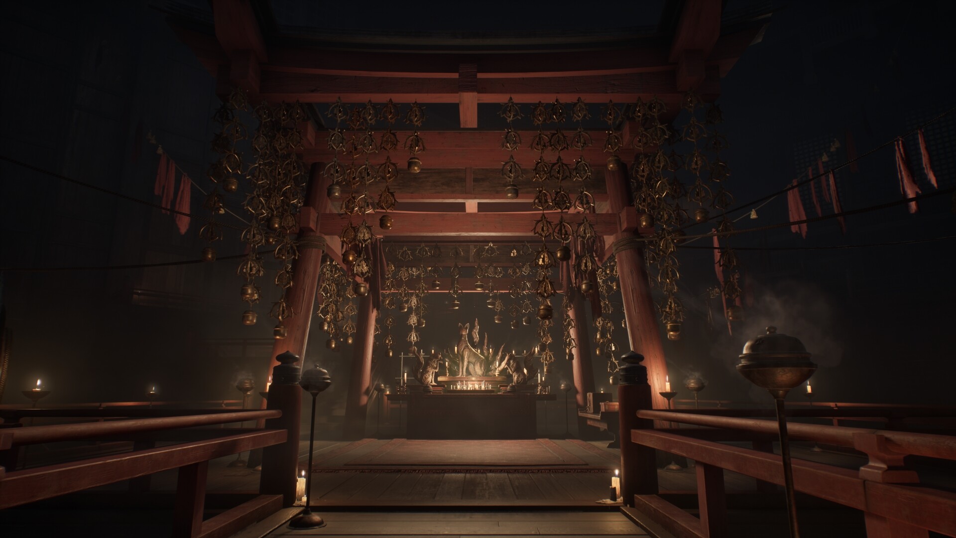 Silent Hill f - pórtico torii con campanillas colgantes ante un altar iluminado - Juegosrpg.com