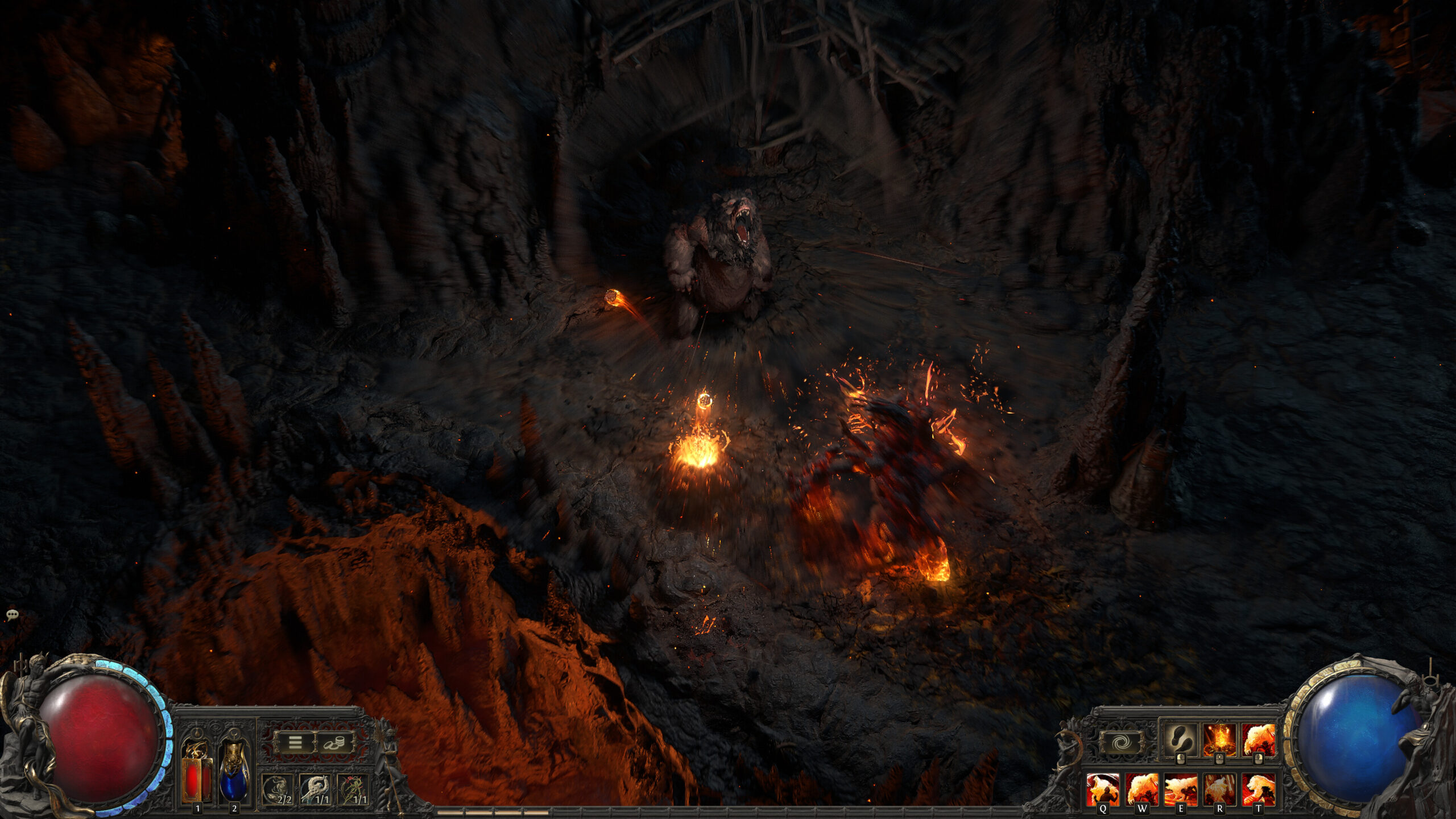 Path of Exile 2 - combate contra enemigos en una cueva iluminada por fuego - Juegosrpg.com
