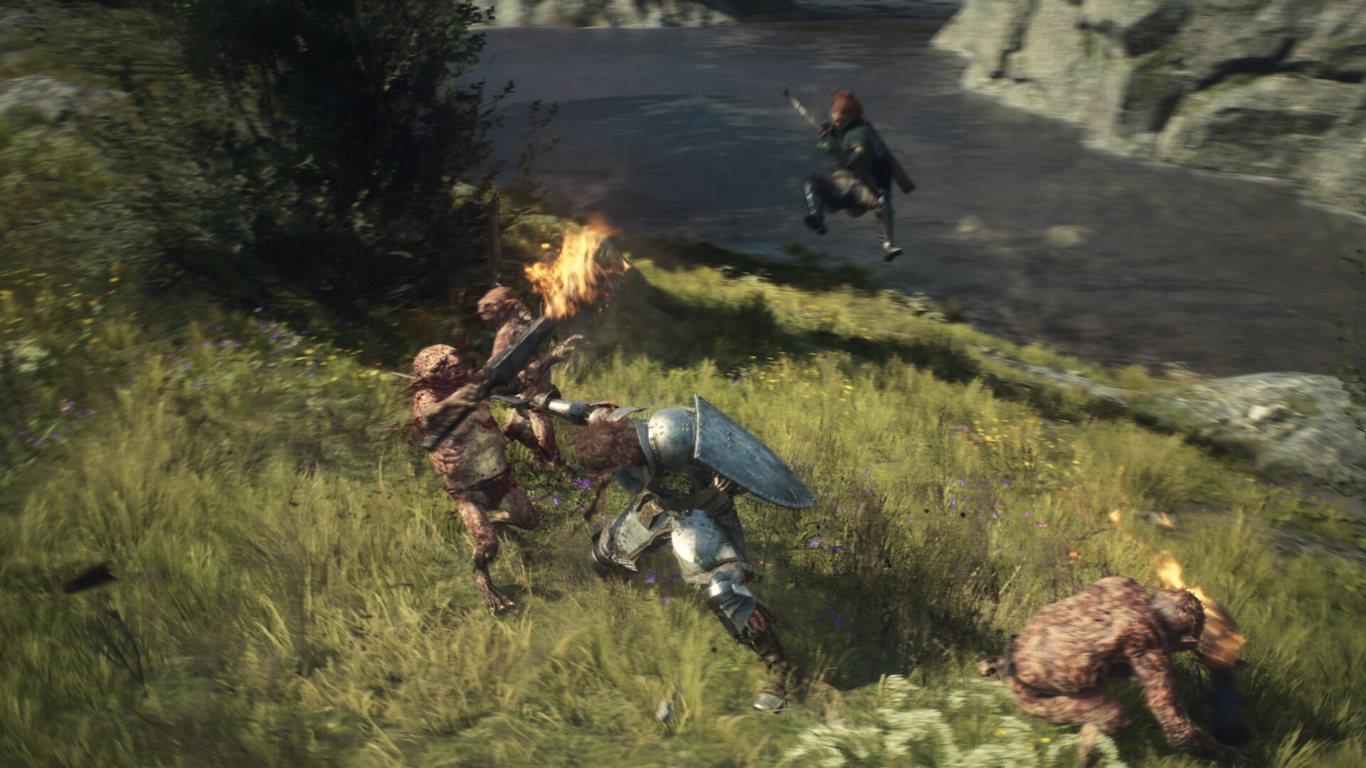 Dragon's Dogma 2 - luchador con escudo combatiendo contra criaturas armadas junto a un río - Juegosrpg.com