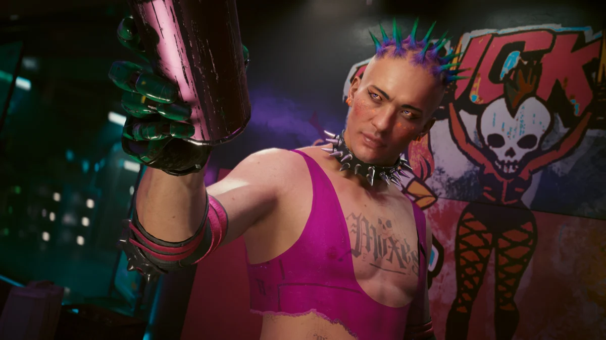 Cyberpunk 2077 - personaje punk con cresta y una lata en la mano frente a un grafiti de calavera - Juegosrpg.com