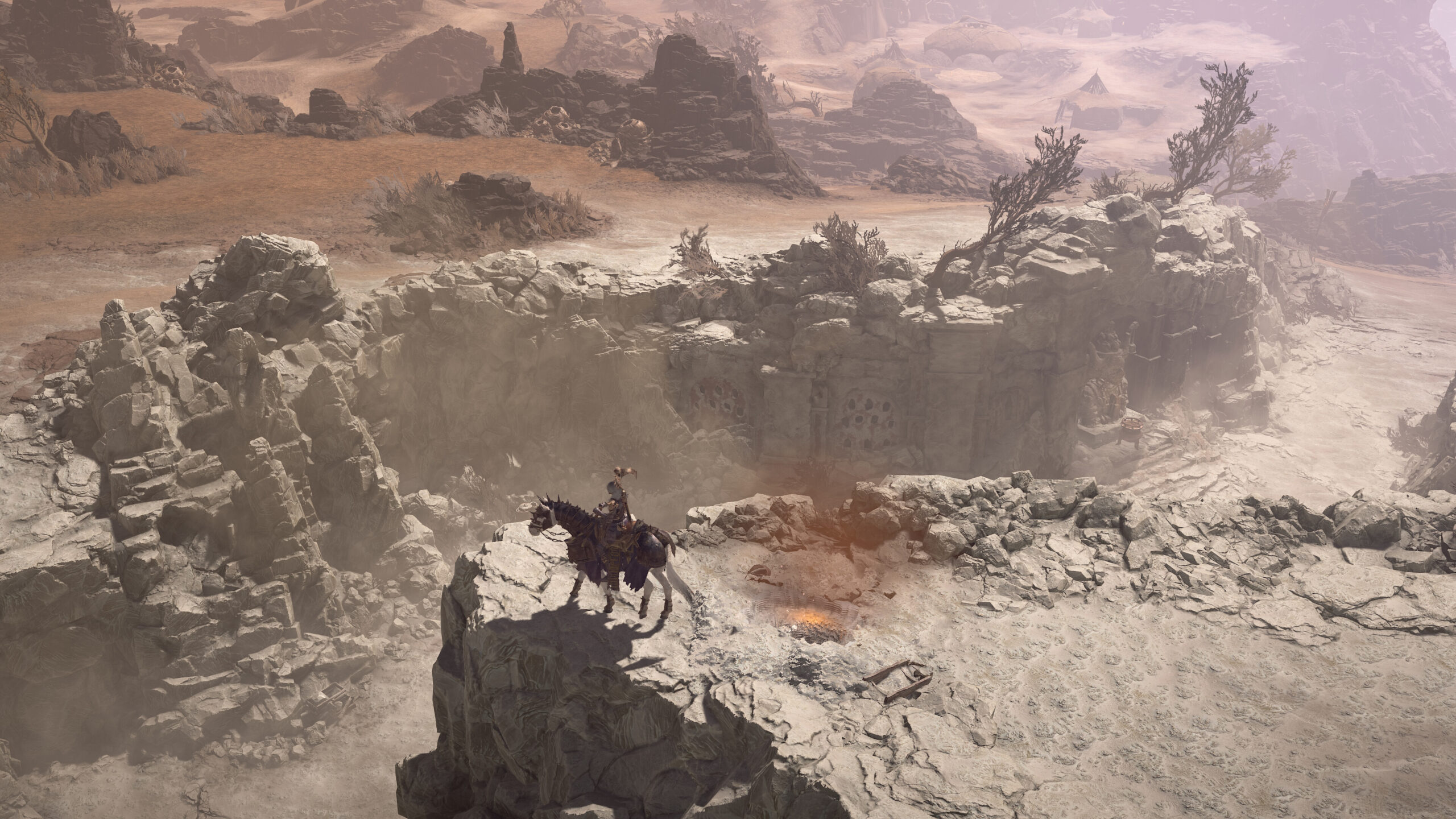 Diablo IV - Un jinete a caballo sobre un risco con un valle árido al fondo - Juegosrpg.com