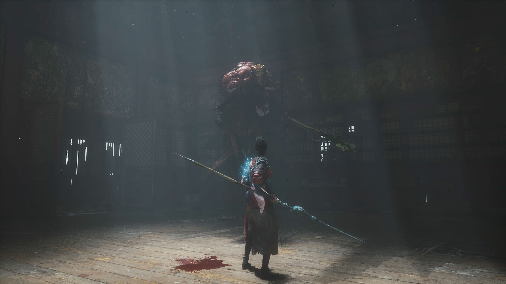 Wuchang Fallen Feathers - la protagonista ante un enemigo en una sala en penumbra - Juegosrpg.com
