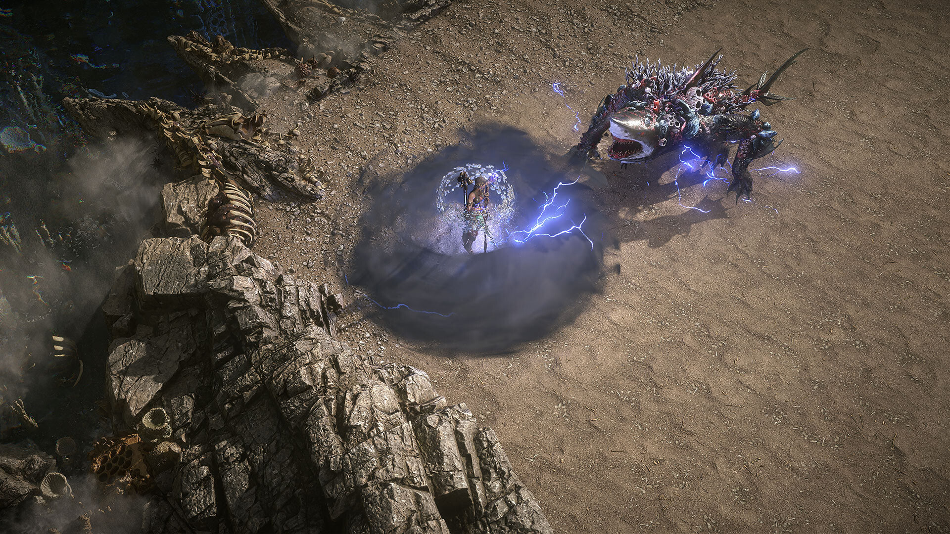 Path of Exile 2 - enfrentamiento contra un enemigo con aura azul sobre terreno rocoso - Juegosrpg.com