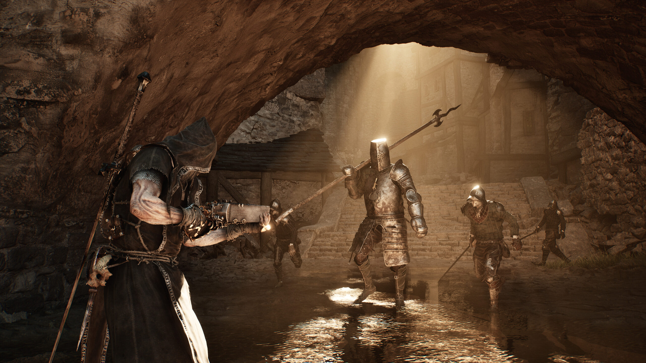 Mortal Shell 2 - Un guerrero se enfrenta a caballeros acorazados en un túnel de piedra iluminado - Juegosrpg.com