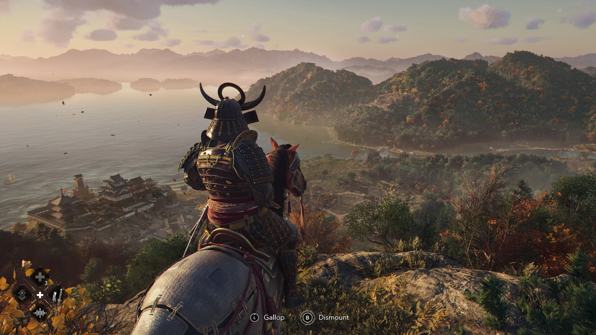 Assassin's Creed Shadows - Yasuke a caballo con armadura samurái contemplando la costa - Juegosrpg.com