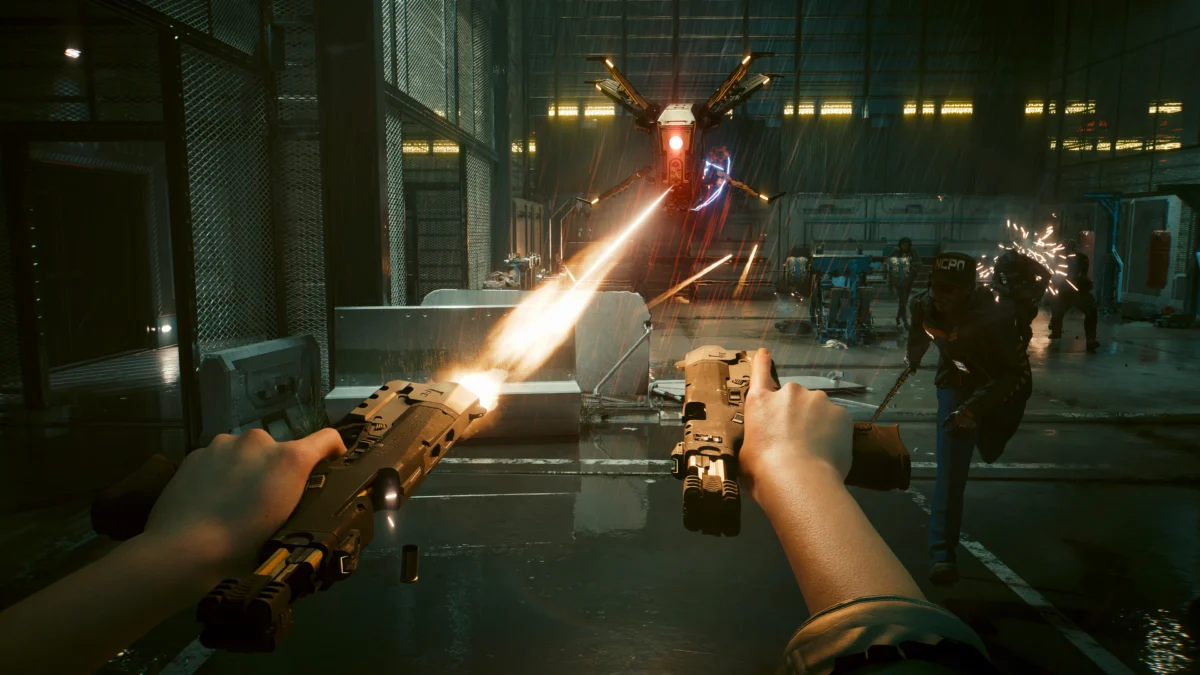 Cyberpunk 2077 - V disparando dos pistolas en primera persona contra enemigos en un almacén - Juegosrpg.com