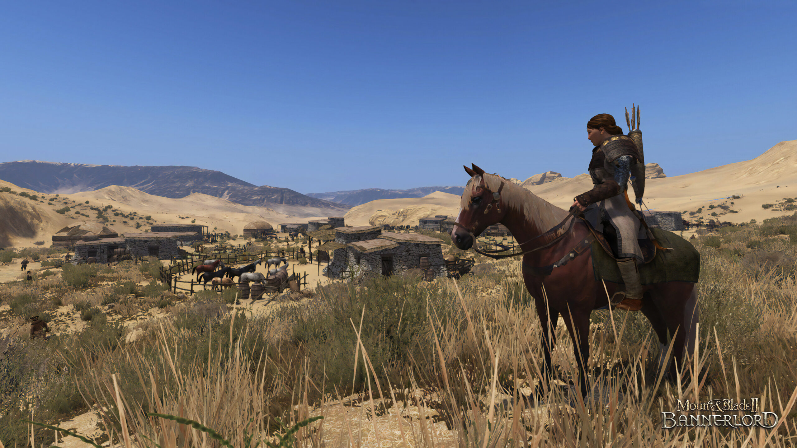 Mount & Blade II Bannerlord - jinete a caballo cerca de un asentamiento en un paisaje árido - Juegosrpg.com