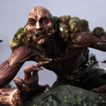 Dying Light The Beast - quimera mutante agachada frente a un bosque - Juegosrpg.com