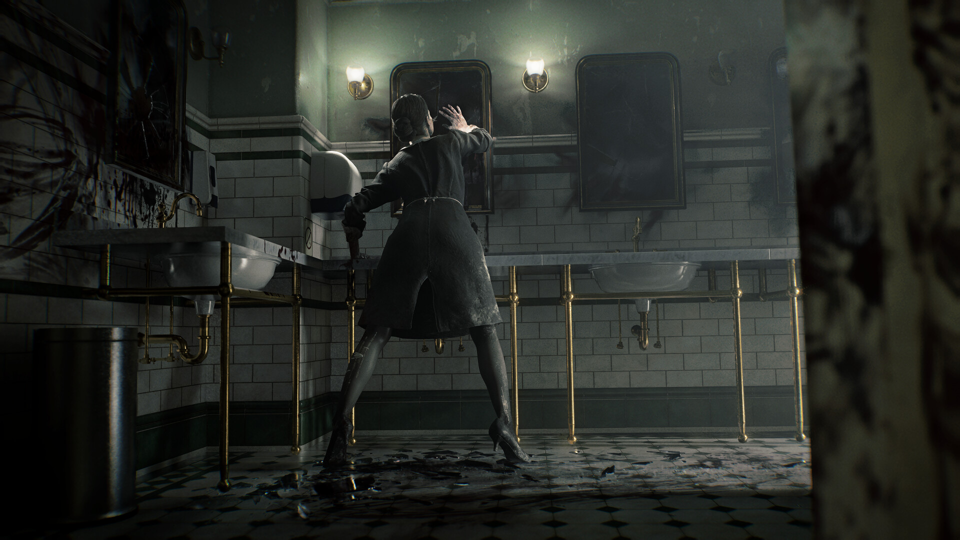 Resident Evil Requiem - personaje en unos baños de azulejos blancos - Juegosrpg.com