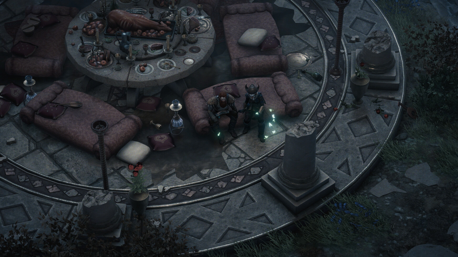 Pathfinder: Wrath of the Righteous - sala circular de reuniones iluminada por antorchas - Juegosrpg.com
