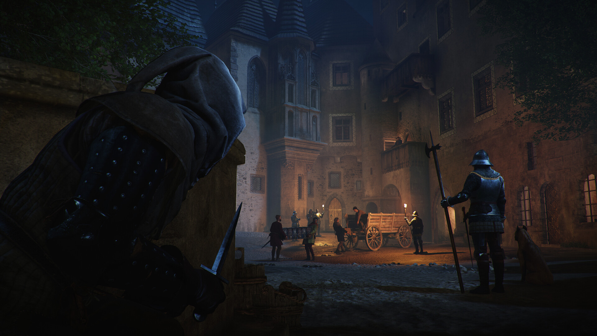 Kingdom Come Deliverance 2 - Henry de noche junto a una plaza iluminada con un guardia - Juegosrpg.com
