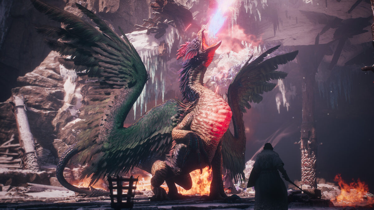Dragon's Dogma 2 - un grifo de alas verdes rodeado de llamas junto a una figura encapuchada - Juegosrpg.com