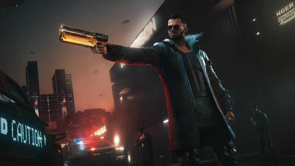 Cyberpunk 2077 - V apuntando con una pistola dorada junto a un coche de policía de noche - Juegosrpg.com